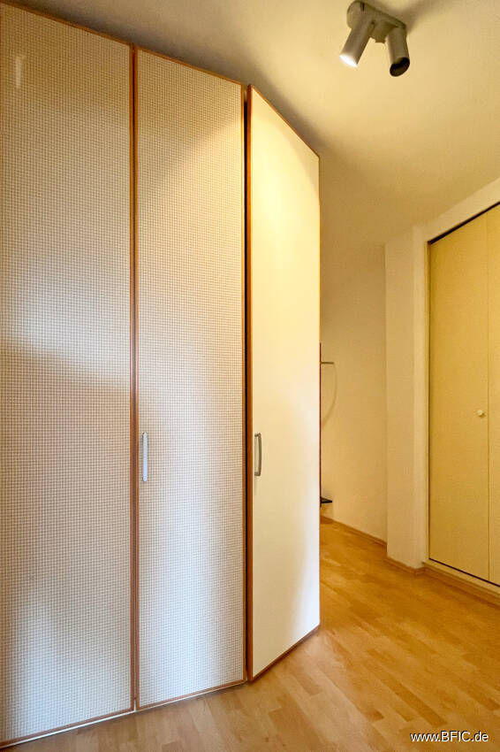 Bezugsfreies Apartment mit Balkon - direkt an der U-Bahn - gross hell renoviert