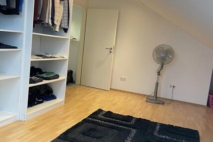 ab 01.02. Vollständig renovierte 2,5-Zimmer-DG-Wohnung Fasanerie 2.5 zimmer