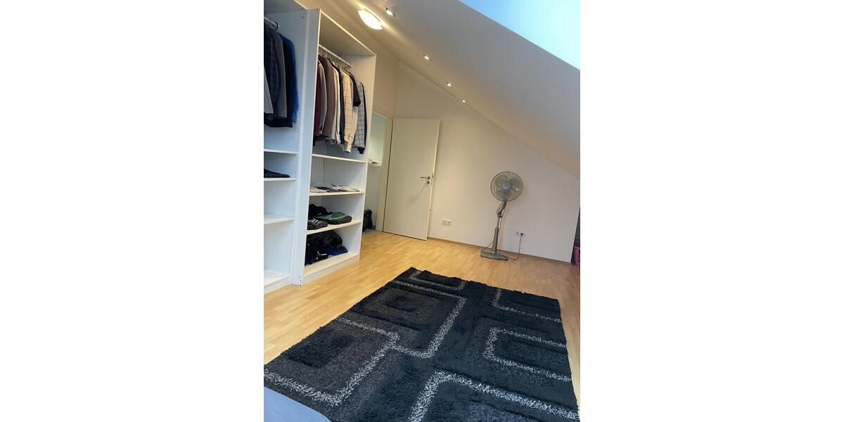 ab 01.02. Vollständig renovierte 2,5-Zimmer-DG-Wohnung Fasanerie 2.5 zimmer