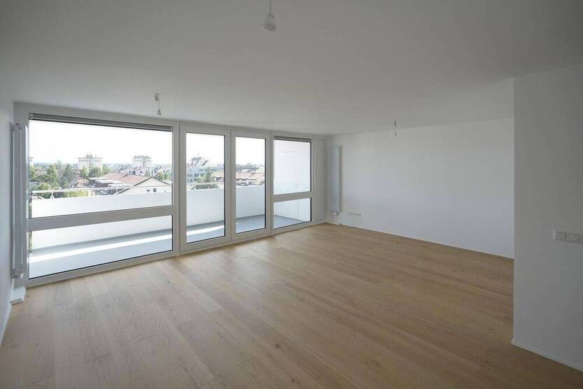 Erstbezug nach Sanierung: Traumhafte 2-Zi.-DG-Wohnung mit Südbalkon, Alpenblick & Aufzug