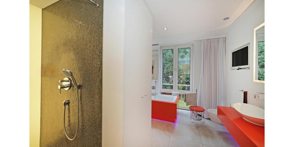 Luxuriöse 4-Zi-Maisonette-Whg (ca. 145 m² EG + ca. 75 m² im Souterrain) direkt am Englischen Garten! 4 zimmer