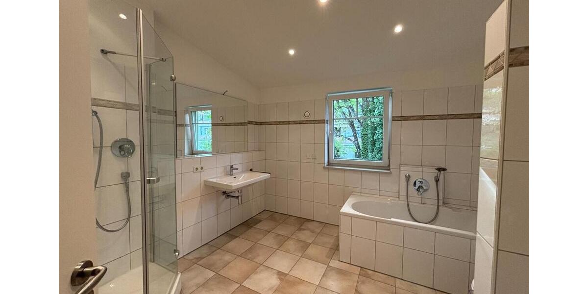 Dachgeschoßwohnung Gauting - 3 Zimmer, 129 m&sup2;, 1.800&euro; | Angebot:26645462