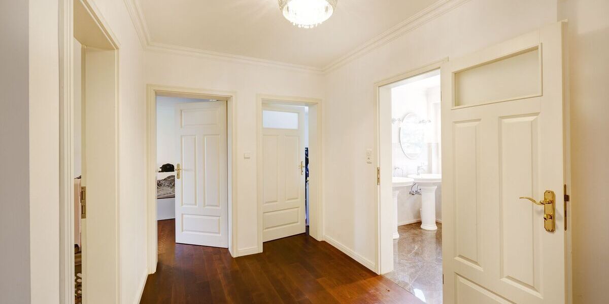 Privatverkauf - ohne Provision! Mediterranes Mehrgenerationenhaus mit über 400 m² nutzbarer Flä - Gewerbeobjekt Gilching | Angebot:26918360