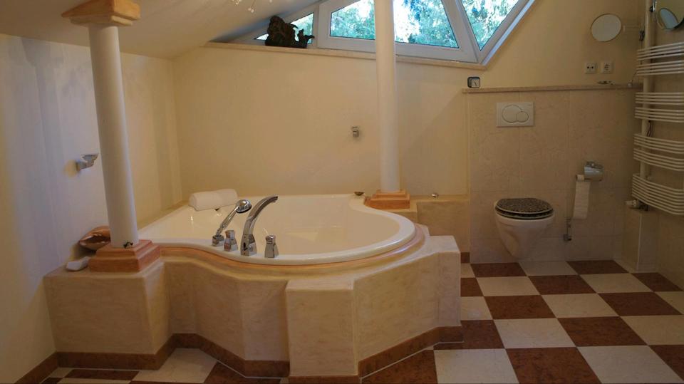 Villa Grünwald - 8 Zimmer, 350 m&sup2;, 19&euro; | Angebot:25675546