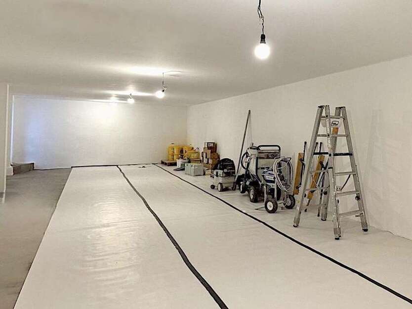 Halle in München 690 € 77 m²