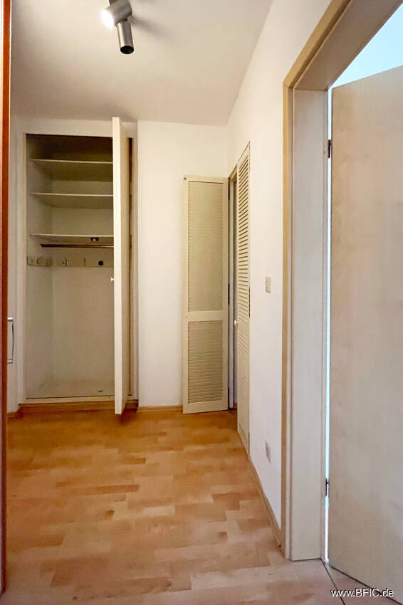 Bezugsfreies Apartment mit Balkon - direkt an der U-Bahn - gross hell renoviert