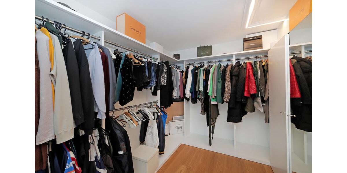 Luxuriöse 4-Zi-Maisonette-Whg (ca. 145 m² EG + ca. 75 m² im Souterrain) direkt am Englischen Garten! 4 zimmer