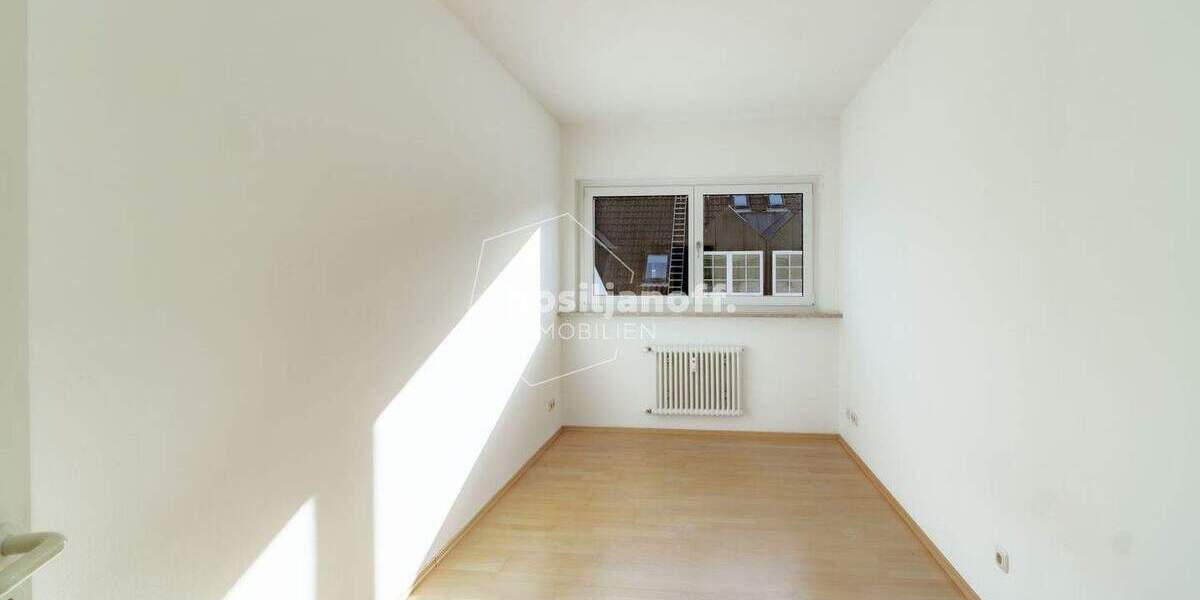 GROSSZÜGIGE 4-ZIMMER-DACHGESCHOSSWOHNUNG MIT BALKON IN RUHIGER LAGE 4 zimmer