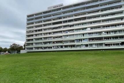 Karlsfeld, gepflegte FamilienWohnung mit ca. 79 m² Wohnfläche, große Loggia, Wohnküche, Lift, Keller