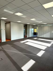 GROßRÄUMIGES BÜRO ZU TOP KONDITION!