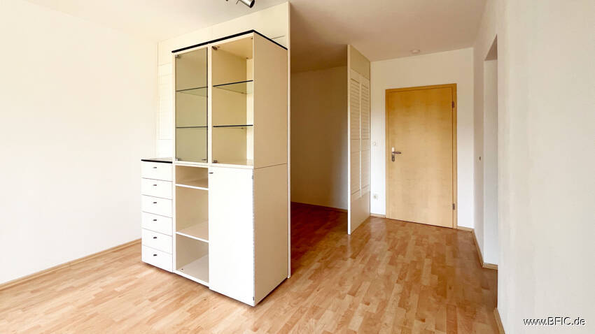 Bezugsfreies Apartment mit Balkon - direkt an der U-Bahn - gross hell renoviert