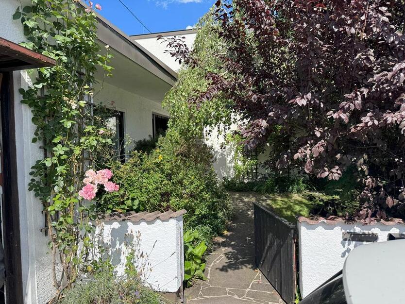 Stilvoller Bungalow mit Garten in ruhiger Lage zur Miete 162 m² Wohnfläche 70m² Souterrain