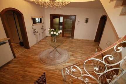 Haus Neukeferloh Neukeferloh - 9 Zimmer, 490 m&sup2;, 5.500&euro; | Angebot:26151741