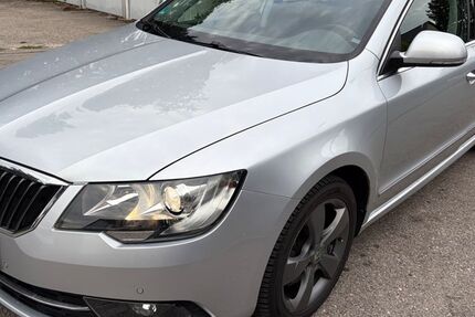 Skoda Superb 156.555 km 8.999 &euro; München 81929