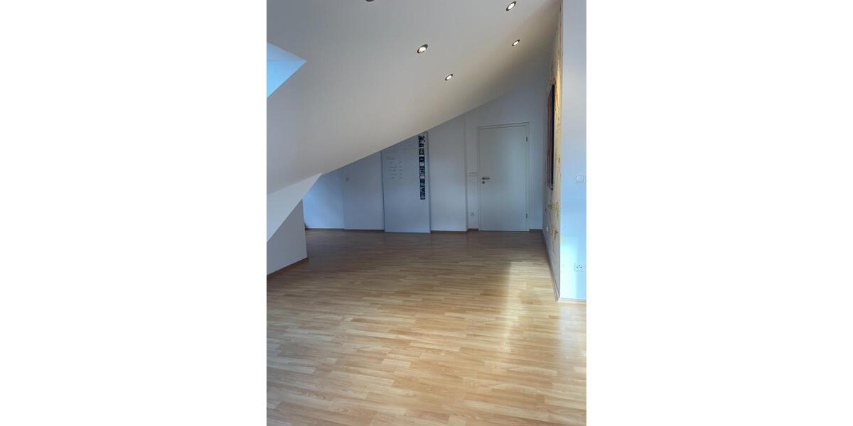 ab 01.02. Vollständig renovierte 2,5-Zimmer-DG-Wohnung Fasanerie 2.5 zimmer