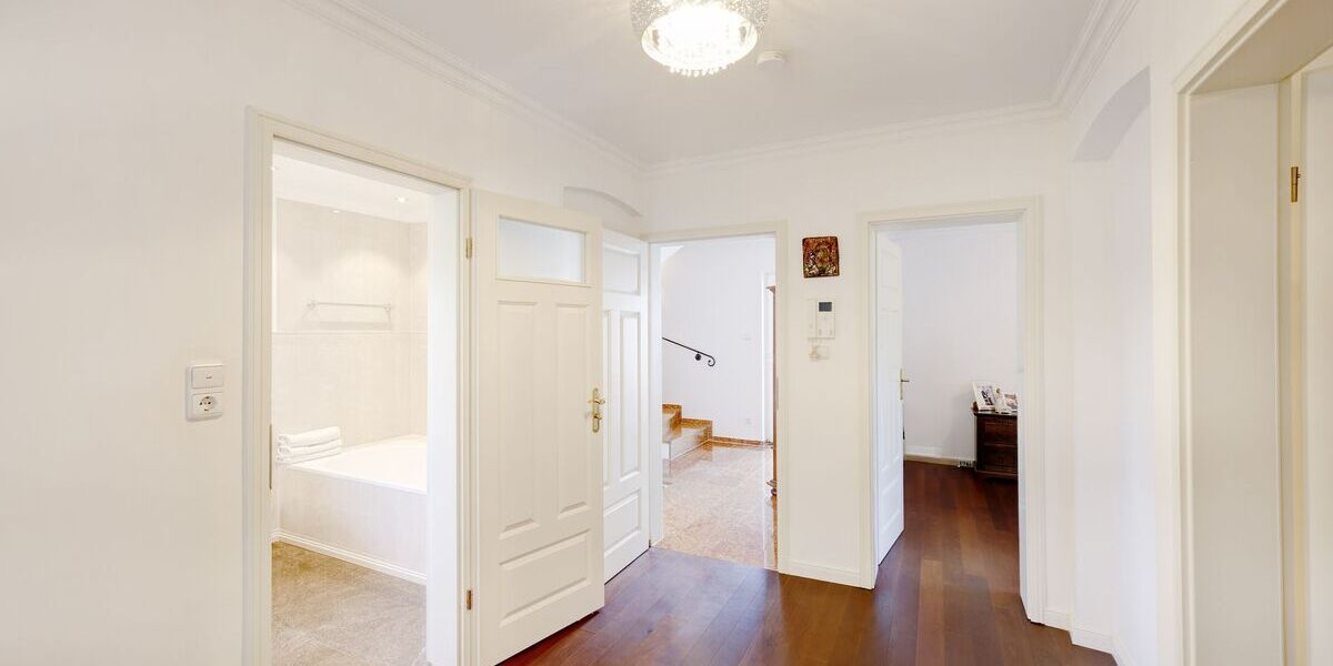 Privatverkauf - ohne Provision! Mediterranes Mehrgenerationenhaus mit über 400 m² nutzbarer Flä - Gewerbeobjekt Gilching | Angebot:26918360