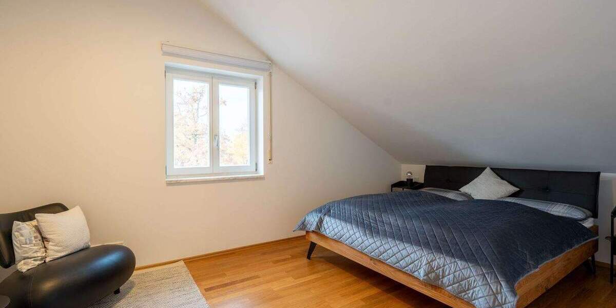 Hochwertig ausgebaute 3-Zimmer-Dachgeschosswohnung (2006) - stilvoll möbliert mit Südwest-Terrasse 3 zimmer