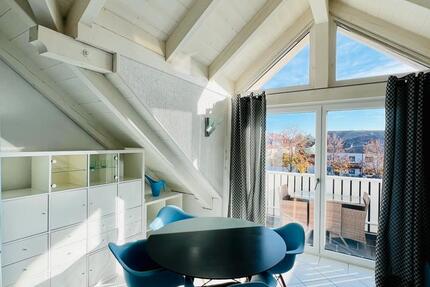 Vollmöblierte Dachgeschoss Galeriewohnung +Balkon+Keller+Garage 2 zimmer