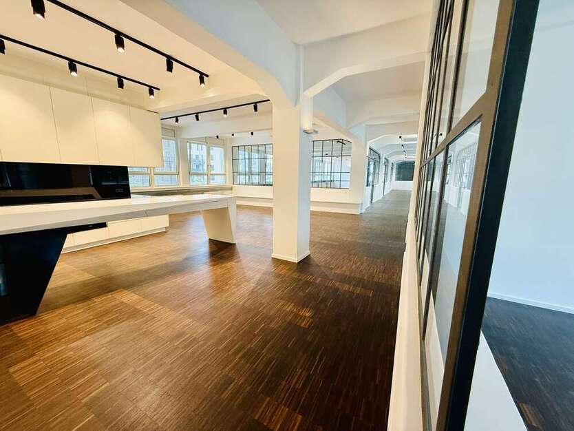 Büro in München 10.980 € 549 m²