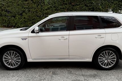 Mitsubishi Plug-in Hybrid Outlander 185.000 km 16.980 &euro; München 81827