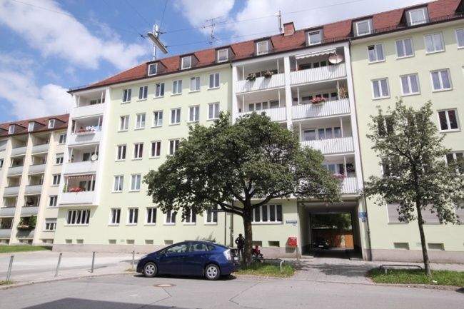 Sonnige, vollkommen neu renovierte 4-Zimmer Wohnung mit Südloggia in Neuhausen 4 zimmer