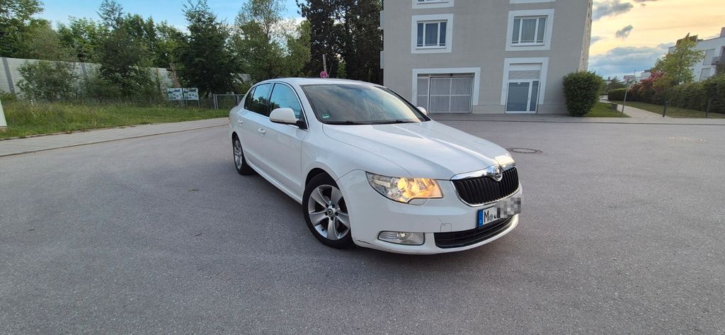 Skoda Superb 181.500 km 5.899 &euro; München 81243