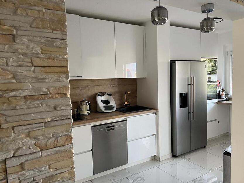 Moderne 2 Zimmer Wohnung + Tiefgarage, Loggia & Wellnessbereich