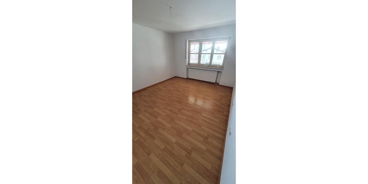 Etagenwohnung Holzkirchen - 3 Zimmer, 84 m&sup2;, 1.100&euro; | Angebot:25639208