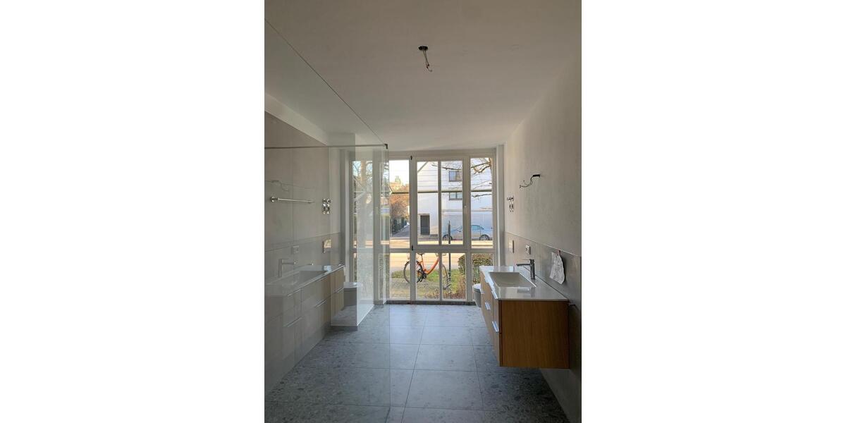 Hochparterre München Nymphenburg - 2.5 Zimmer, 129 m&sup2;, 2.500&euro; | Angebot:25879217