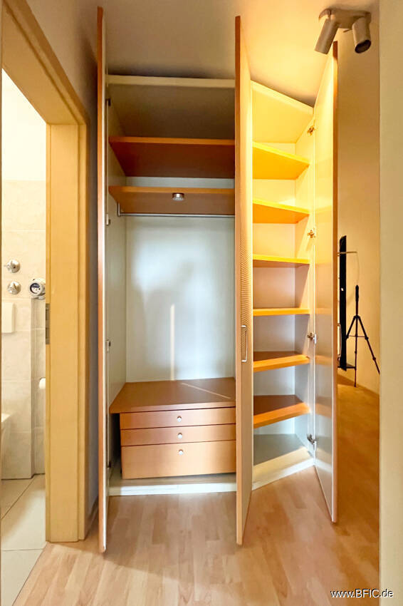 Bezugsfreies Apartment mit Balkon - direkt an der U-Bahn - gross hell renoviert