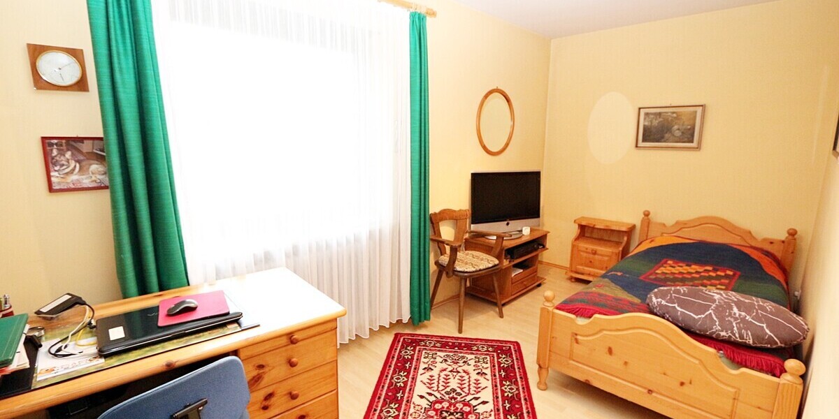 !! RARITÄT in SEENÄHE !! 4-Zimmer-WOHNUNG in Zwei-Familien-Haus * OG + DG mit Balkon + Garten * STA 4 zimmer