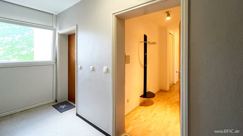 Bezugsfreies Apartment mit Balkon - direkt an der U-Bahn - gross hell renoviert