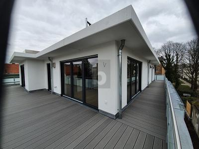 360 GRAD TERASSE MIT BLICK AUF BMW