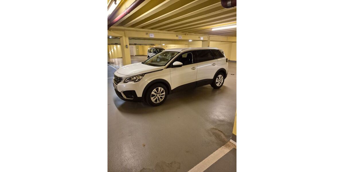 Peugeot 5008 185.000 km 14.400 € München 81379