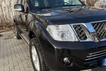 Nissan Pathfinder 237.000 km 14.300 &euro; München 80992