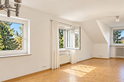 Sonnige DG-Wohnung mit charmantem Wohnambiente in Nymphenburg in der Nähe des Hirschgartens! - Wohnung München Nymphenburg | Angebot:27737032
