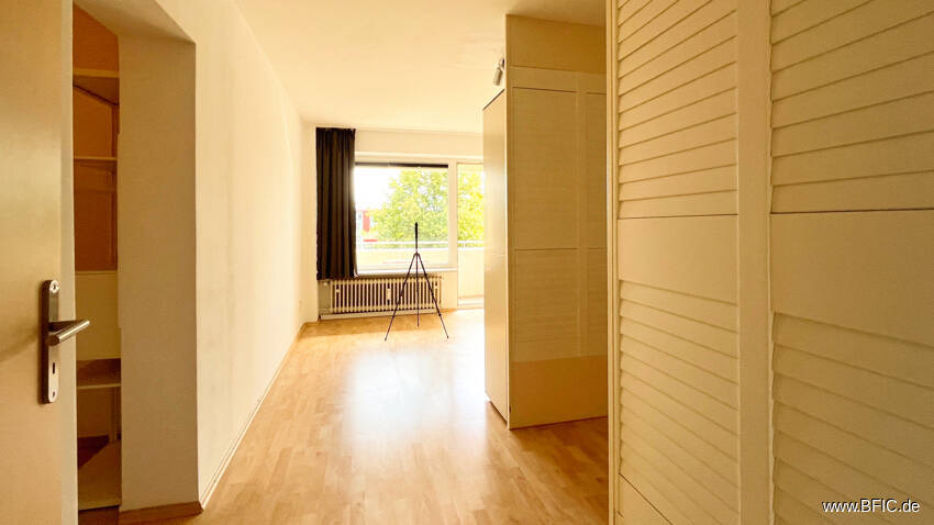 Bezugsfreies Apartment mit Balkon - direkt an der U-Bahn - gross hell renoviert