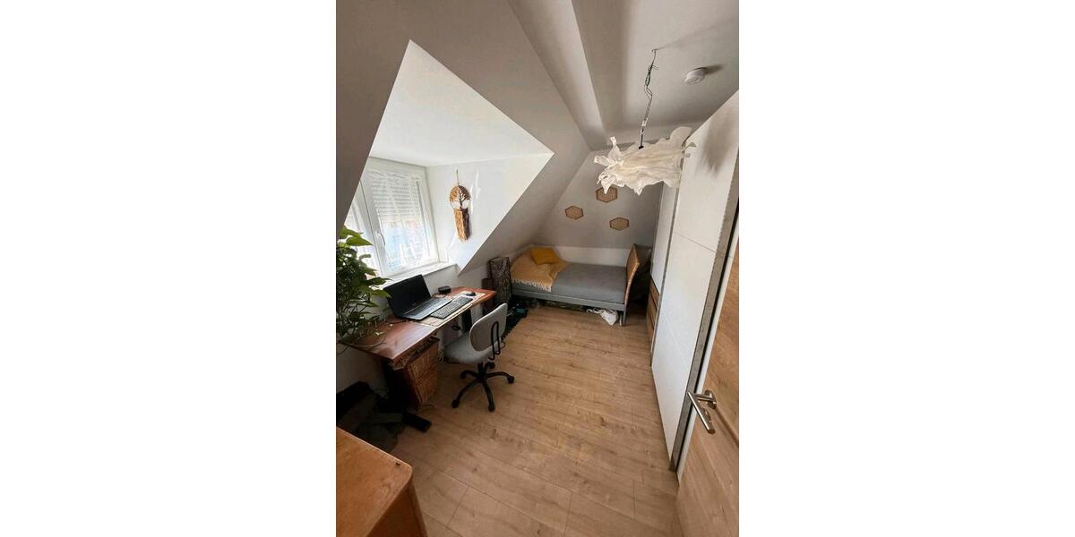 Dachgeschoßwohnung München Feldmoching-Hasenbergl - 4 Zimmer, 80 m&sup2;, 1.700&euro; | Angebot:26335443