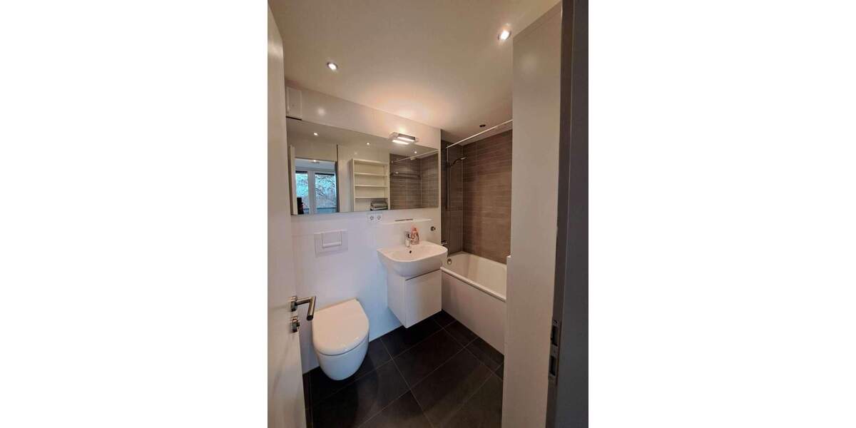 NEU... JETZT KOMMT FARBE INS SPIEL - RUHIGE LAGE - SONNIGE AUSSICHT 4 zimmer