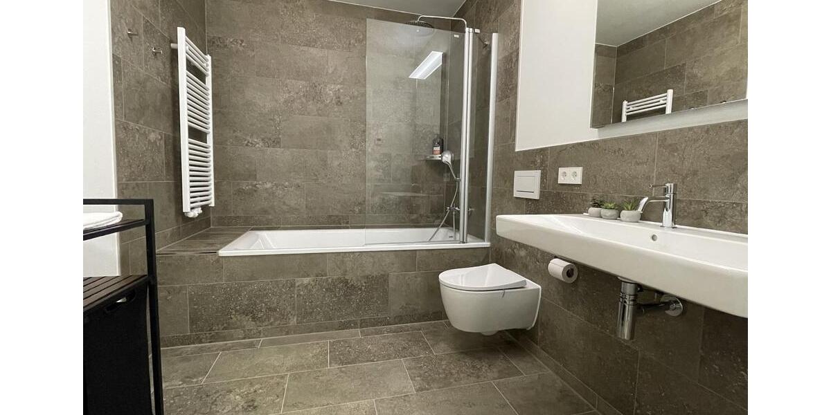 Möblierte-Wohnung | Luxus-Küche | Balkon | XL-TG-Stellplatz 4 zimmer