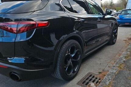 Alfa Romeo Stelvio 133.000 km 24.700 &euro; München 81735