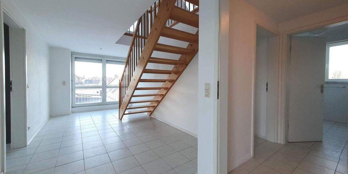 Dachgeschosswohnung mit zwei Balkonen in Stanberg zu vermieten. 3 zimmer