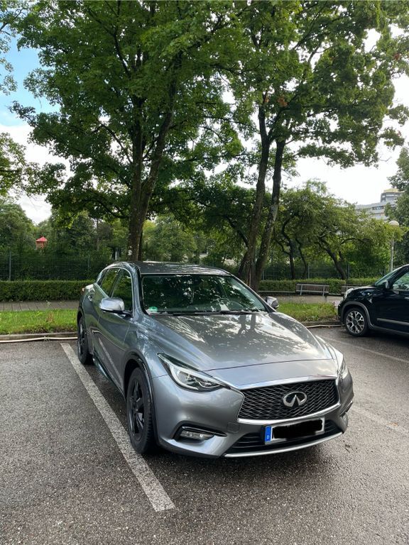 INFINITI Q30 135.000 km 12.000 € München 81735