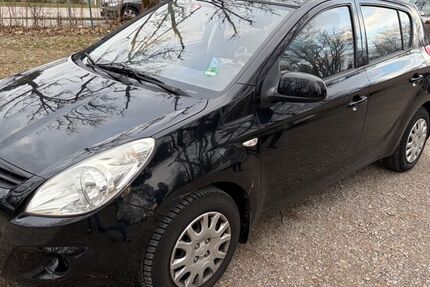 Hyundai i20 95.333 km 2.990 &euro; München 81929