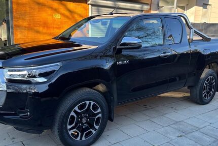 Toyota Hilux 136.000 km 33.990 &euro; München 81825