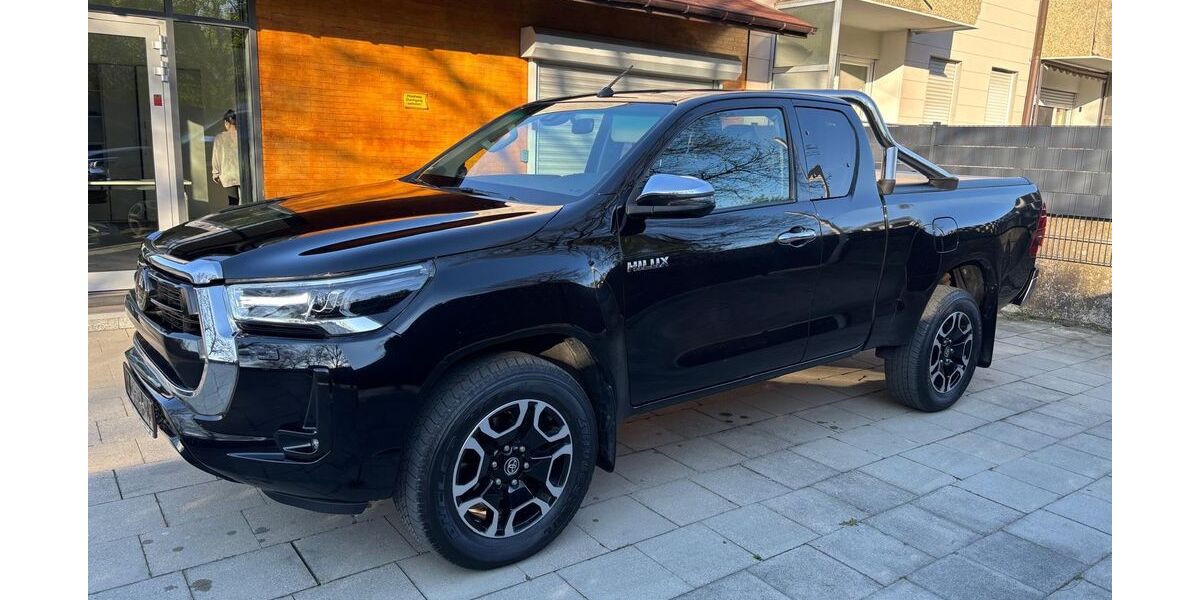 Toyota Hilux 136.000 km 33.990 &euro; München 81825