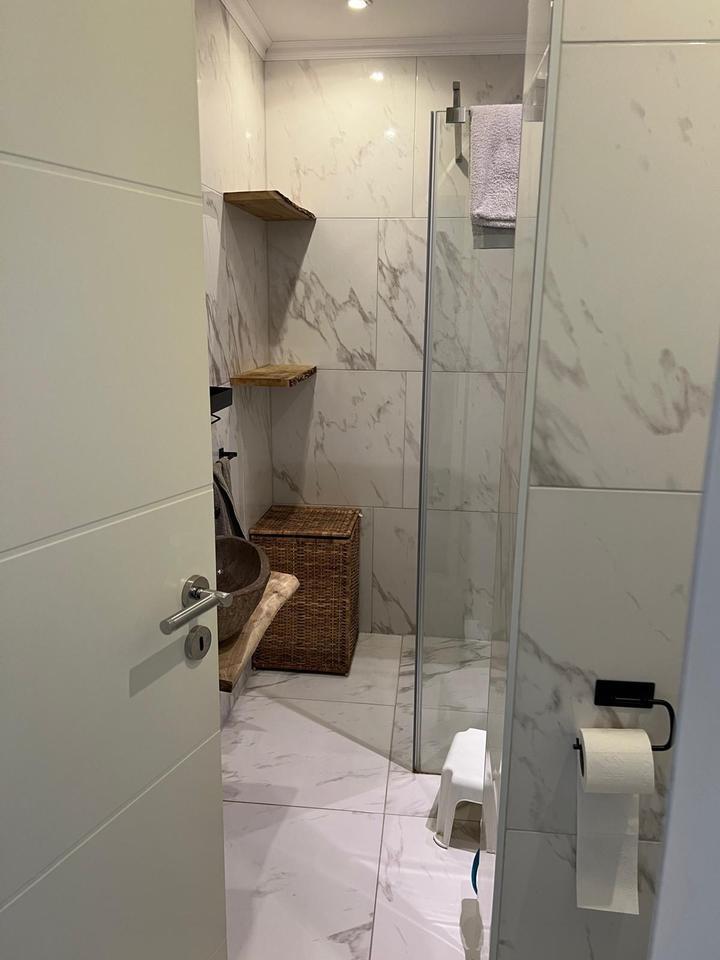 Moderne 2 Zimmer Wohnung + Tiefgarage, Loggia & Wellnessbereich