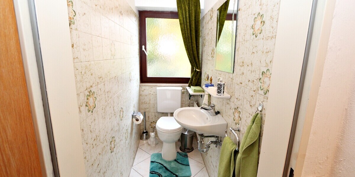 !! RARITÄT in SEENÄHE !! 4-Zimmer-WOHNUNG in Zwei-Familien-Haus * OG + DG mit Balkon + Garten * STA 4 zimmer