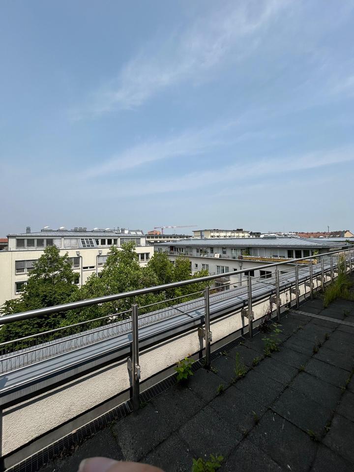 WESTEND: Flexible Büro-Studiofläche mit Dachterrasse