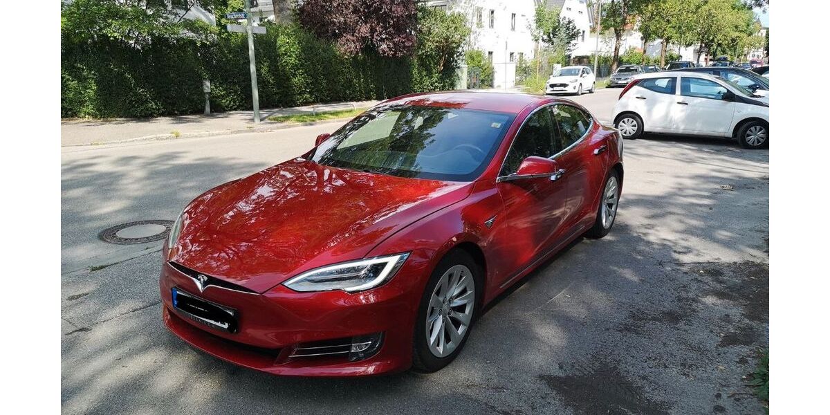 Tesla Model S 149.000 km 26.000 € München 81829